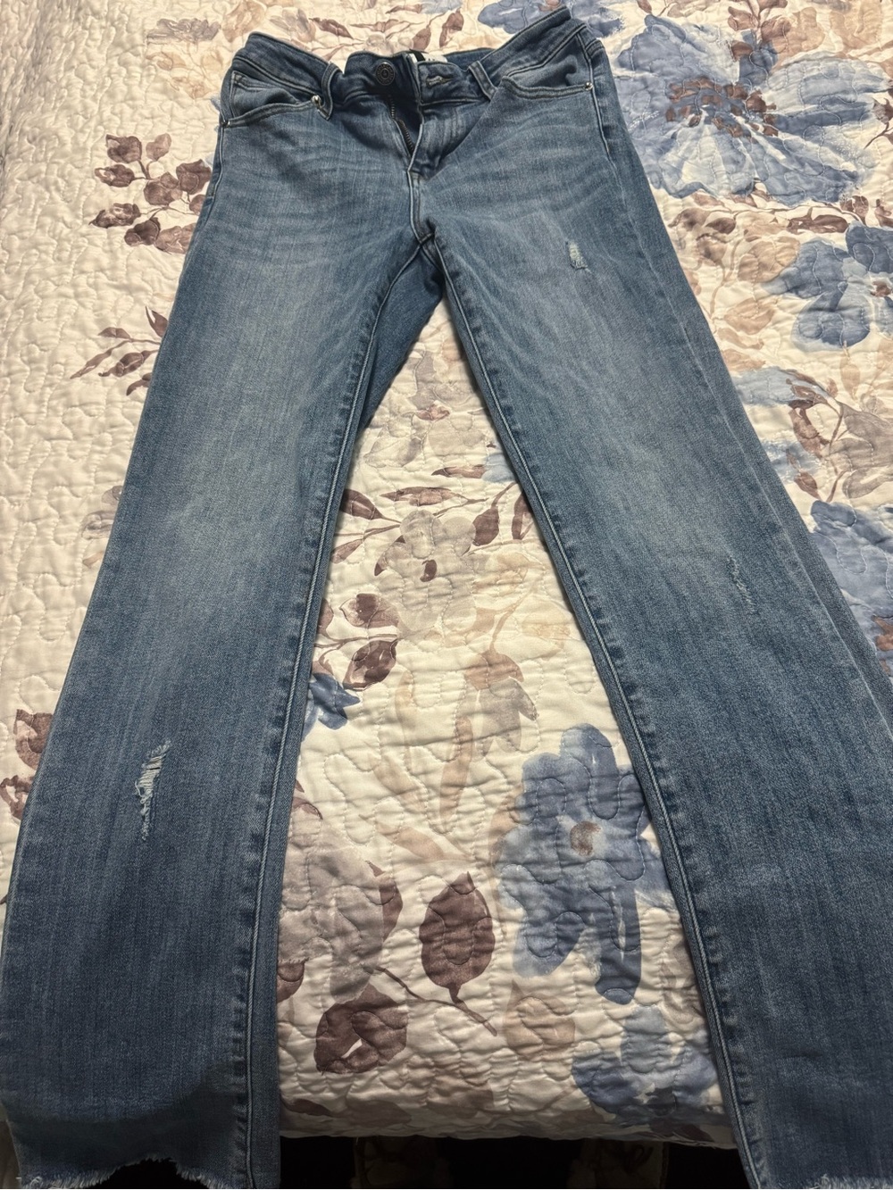 Mid-Wash Straight-Leg Women’s Jeans with Subtle Distressing
